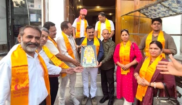 सम्मानित करते हुए