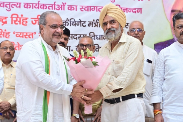 मुरादाबाद में आयोजित प्रबंधक/शिक्षक सम्मेलन में  कैबिनेट मंत्री चौधरी भूपेंद्र सिंह को बुकें देते एमएलसी प्रत्याशी डॉ हरि सिंह ढिल्लो।