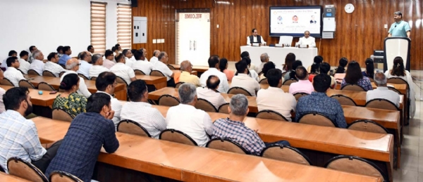 कार्यक्रम को संबोधित करते मुख्य अतिथि।