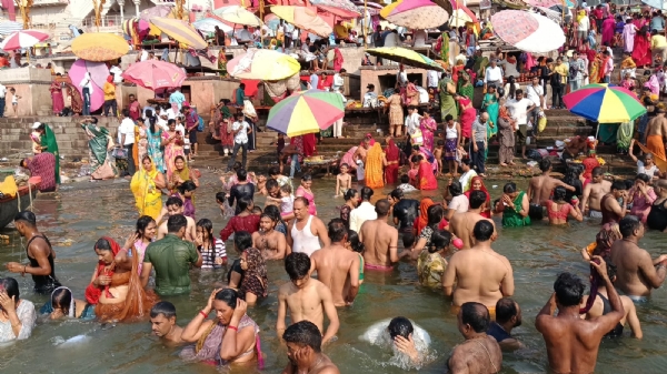 निर्जला एकादशी पर गंगा स्नान करते श्रद्धालु