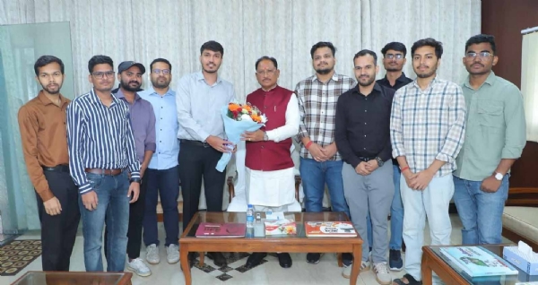 मुख्यमंत्री साय  यूपीएससी प्रारंभिक परीक्षा में सफल विद्यार्थियों से मुलाकात करते हुए