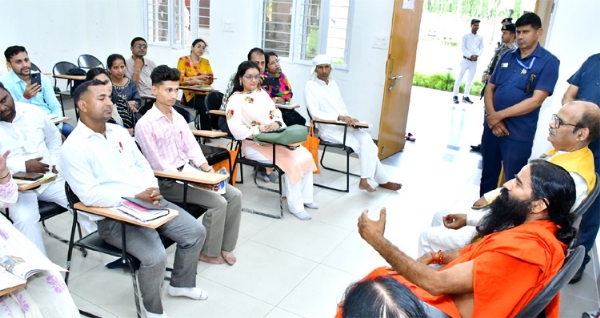 सम्बोधित करते बाबा रामदेव