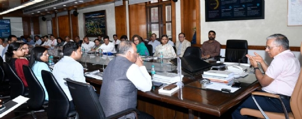 बैठक करते मुख्य सचिव एसपी गोयल