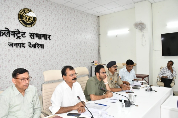 फोटो बैठक करते अधिकारी
