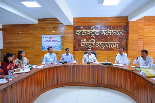 पौड़ी में कलेक्ट्रेट सभागार में एस आई आर  प्रगति की समीक्षा बैठक लेते अवर सचिव अभिषेक तिवारी