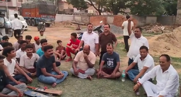 प्रदर्शन करते लोग