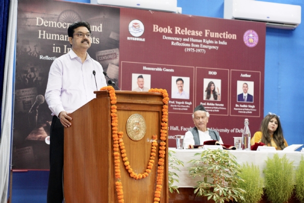 दिल्ली विश्वविद्यालय के कुलपति प्रो. योगेश सिंह पुस्तक लोकार्पण में सभा को संबोधित करते हुए।