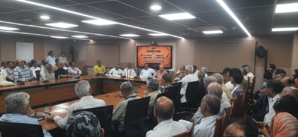 आईजीएनसीए के अध्यक्ष पद्म भूषण राम बहादुर राय के साथ अन्य लोग मौजूद।