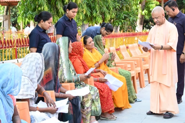 जनता दर्शन में 200 लोगों की समस्याएं सुनीं सीएम योगी आदित्यनाथ ने*