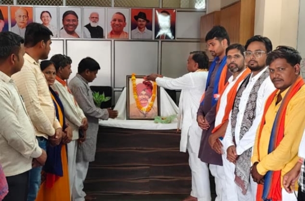 राजर्षि छत्रपति शाहूजी महाराज के चित्र पर माल्यार्पण कर श्रद्धांजलि अर्पित करते कार्यकर्ता।