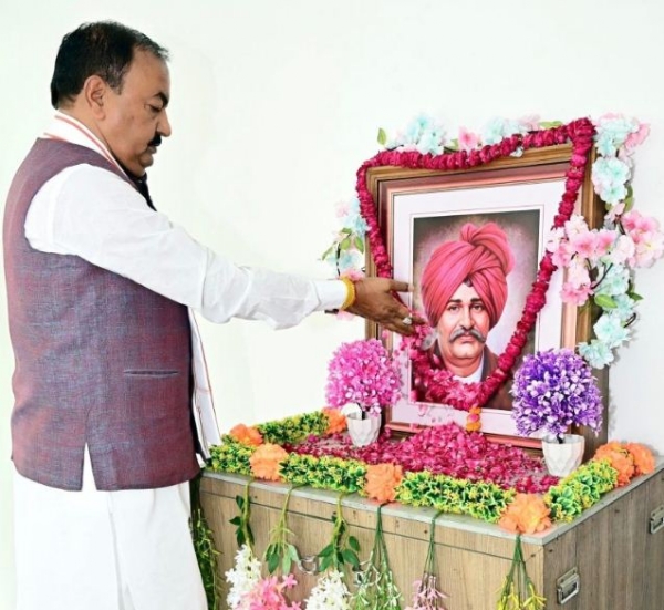 बंकिम चन्द्र चट्टोपाध्याय  एवं छत्रपति शाहू महाराज के चित्र पर पुष्पांजलि करते केशव प्रसाद मौर्य