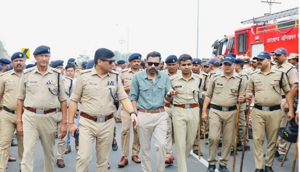 जिलाधिकारी डॉ.आशीष चौहान और वरिष्ठ पुलिस अधीक्षक प्रमेन्द्र डोबाल पांवटा साहिब स्थित उत्तराखंड सीमा का निरीक्षण कर सुरक्षा व्यवस्थाओं का जायजा लेते हुए।