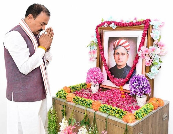 बंकिम चन्द्र चट्टोपाध्याय  एवं छत्रपति शाहू महाराज के चित्र पर पुष्पांजलि करते केशव प्रसाद मौर्य