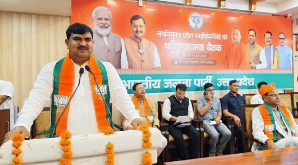 नवनियुक्त प्रदेश पदाधिकारियों को संबोधित करते प्रदेश संगठन मंत्री धर्मपाल