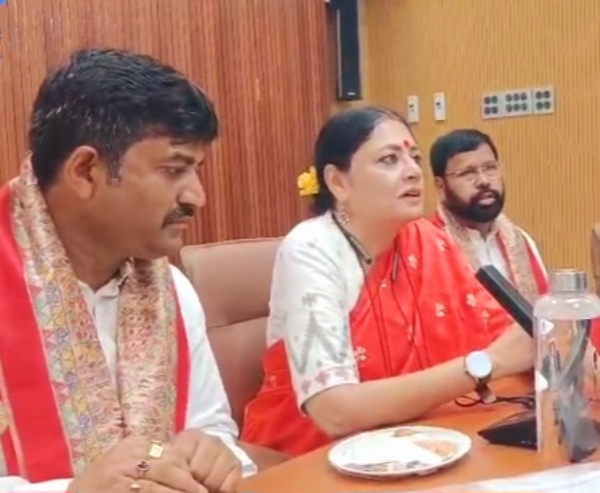 सीएम आर आइ मे बैठक करती मंत्री