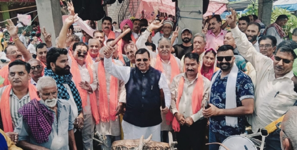 टमक बजाते हुए।