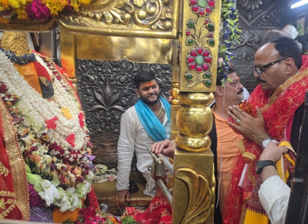 मां विंध्यवासिनी का दर्शन-पूजन करते उपमुख्यमंत्री ब्रजेश पाठक।