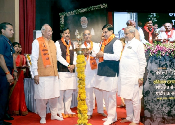 मुख्यमंत्री डॉ.मोहन यादव ने रवींद्र भवन भोपाल में लोकतंत्र सेनानी प्रादेशिक सम्मेलन का दीप प्रज्ज्वलित कर शुभारंभ किया।