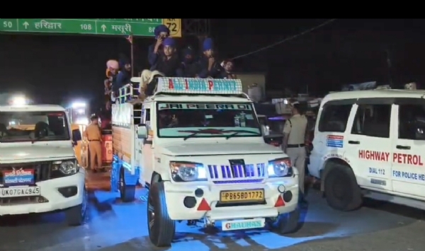 निहंग के वाहन को पुलिस रोकती हुई।