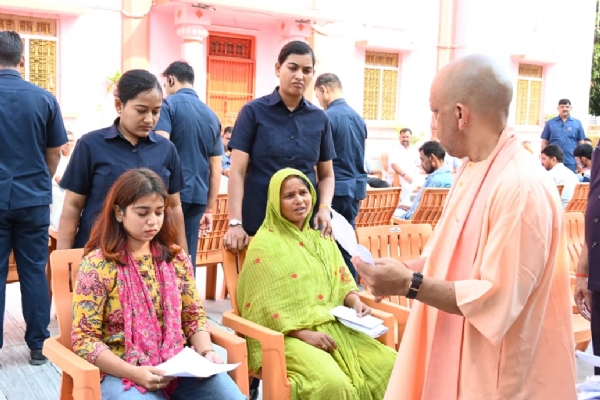 जनता दर्शन में 200 लोगों की समस्याएं सुनीं सीएम योगी आदित्यनाथ ने*