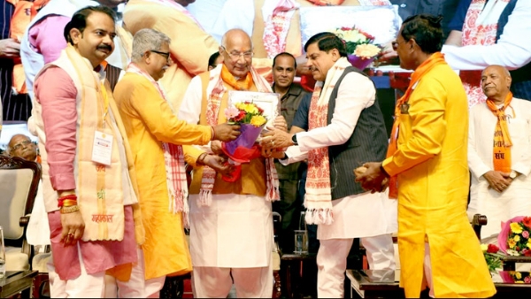 लोकतंत्र सेनानी सम्मेलन में कप्तान सिंह सोलंकी का स्वागत करते हुए मुख्यमंत्री