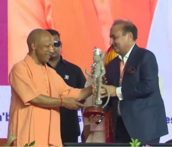 मुख्यमंत्री को सम्मानित करते