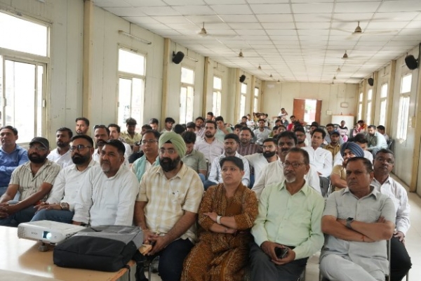 वीडियो प्रेजेंटेशन कार्यक्रम में माैजूद कार्यकर्ता व अन्य।