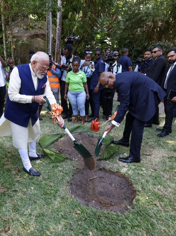 सेशेल्स राष्ट्रीय वनस्पति उद्यान में राष्ट्रपति डॉ. पैट्रिक हर्मिनी के साथ संयुक्त वृक्षारोपण करते प्रधानमंत्री नरेन्द्र मोदी।
