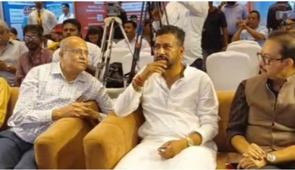 एजुकेशन फेयर में शामिल राज्य के पर्यटन मंत्री शंकर घोष शिक्षाविदों से बात करते हुए