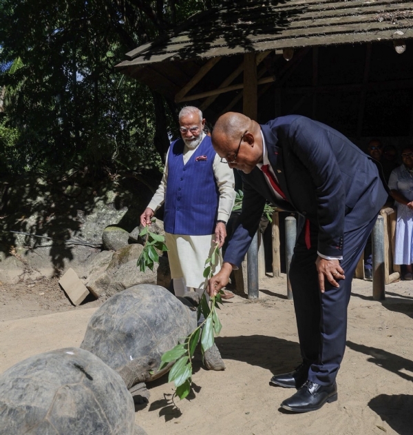 राष्ट्रीय वनस्पति उद्यान में एल्डाब्रा विशालकाय कछुओं के बाड़े का भ्रमण करते प्रधानमंत्री नरेन्द्र मोदी।