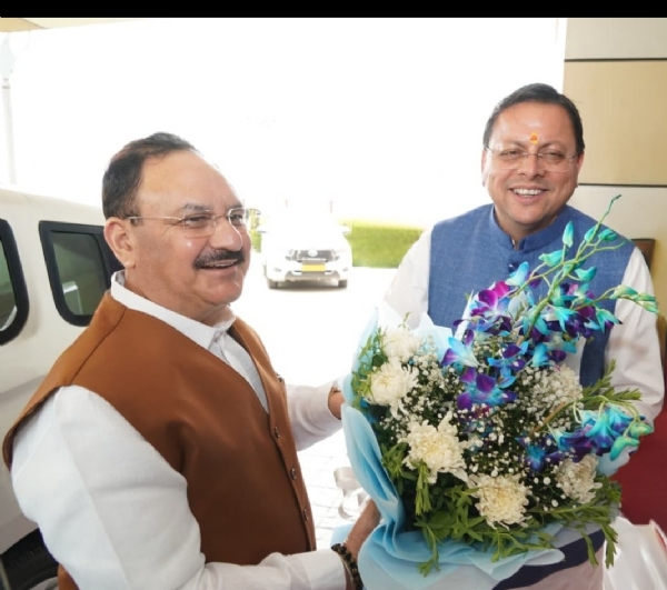 केंद्रीय मंत्री जेपी नड्डा का उत्तराखंड  पहुंचने के लिए स्वागत करते हुए।