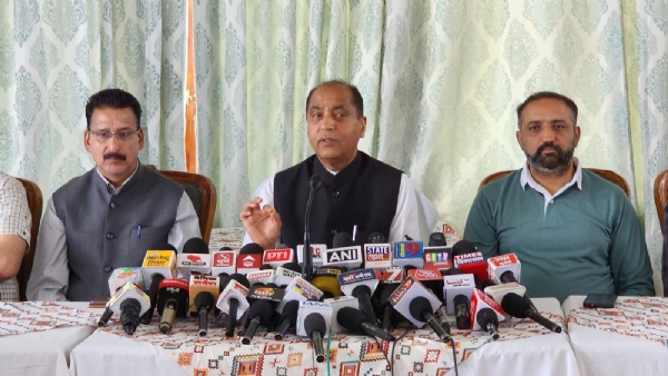 जयराम ठाकुर प्रेस वार्ता को सम्बोधित करते हुए
