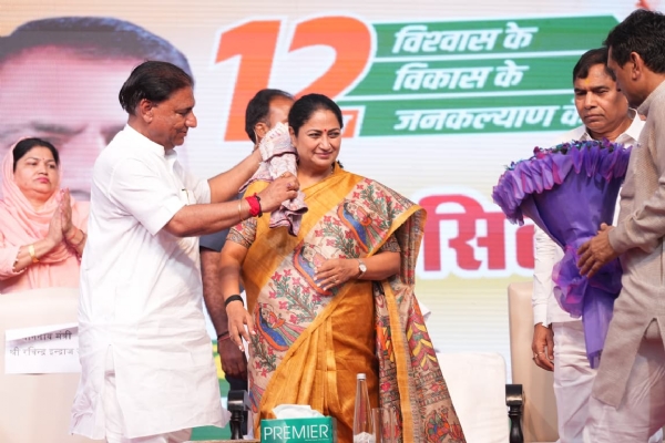 मुख्यमंत्री रेखा गुप्ता शनिवार को नरेला के रामदेव चौक स्थित कम्फर्ट जोन में आयोजिय ‘विकसित भारत संकल्प सम्मेलन’ में भाग लेते हुए
