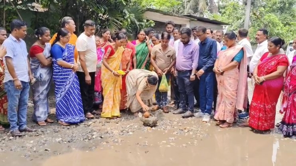 सड़क निर्माण कार्य के शिलान्यास करती भाजपा विधायक शिखा चटर्जी