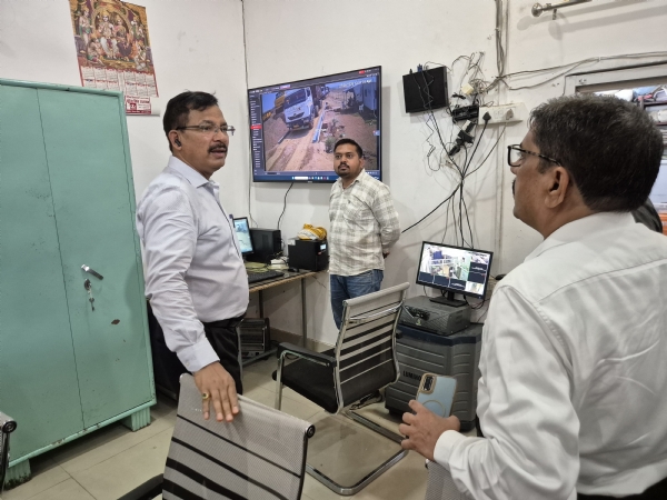 खनिज कमांड सेंटर का निरीक्षण करते जिलाधिकारी