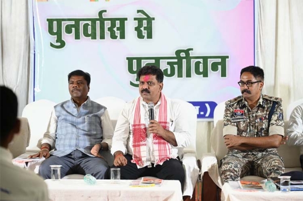 उप मुख्यमंत्री विजय शर्मा पुनर्वास केंद्र में युवाओं से मिलते हुए
