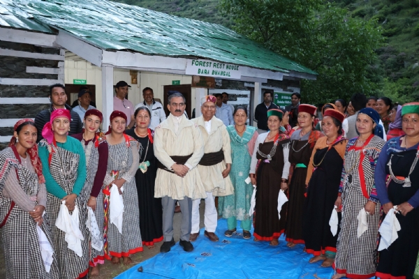स्थानीय लोगों के साथ मुख्यमंत्री। स्थानीय लोगों के साथ मुख्यमंत्री।
