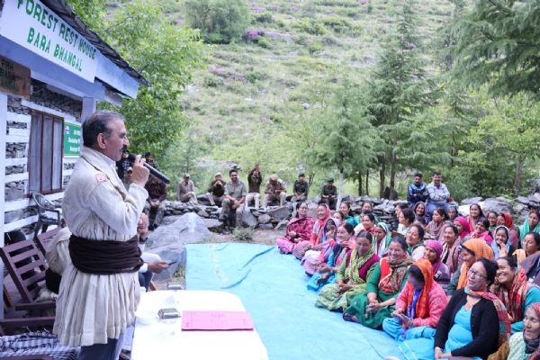 बड़ा भंगाल में लोगों को सम्बोधित करते हुए मुख्यमंत्री। बड़ा भंगाल में लोगों को सम्बोधित करते हुए मुख्यमंत्री।
