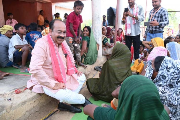 उप मुख्यमंत्री अरुण साव जनचौपाल में ग्रामीणों से सीधे संवाद करते हुए उप मुख्यमंत्री अरुण साव जनचौपाल में ग्रामीणों से सीधे संवाद करते हुए
