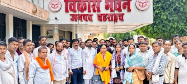 विकास भवन में प्रदर्शन करते रोजगार सेवक विकास भवन में प्रदर्शन करते रोजगार सेवक
