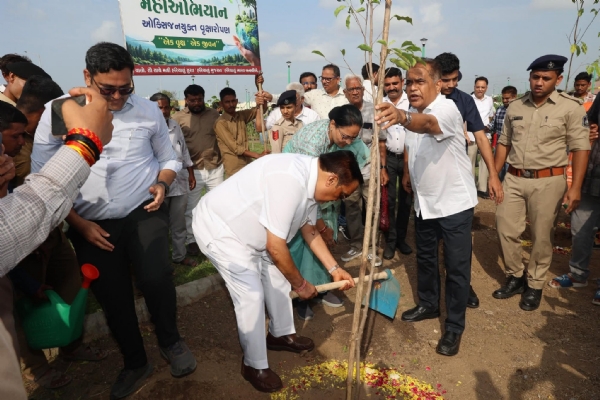 मेगा वृक्षारोपण अभियान में केंद्रीय जलशक्ति मंत्री सी आर पाटिल व महापौर माया मावाणी वृक्षारोपण करते हुए मेगा वृक्षारोपण अभियान में केंद्रीय जलशक्ति मंत्री सी आर पाटिल व महापौर माया मावाणी वृक्षारोपण करते हुए