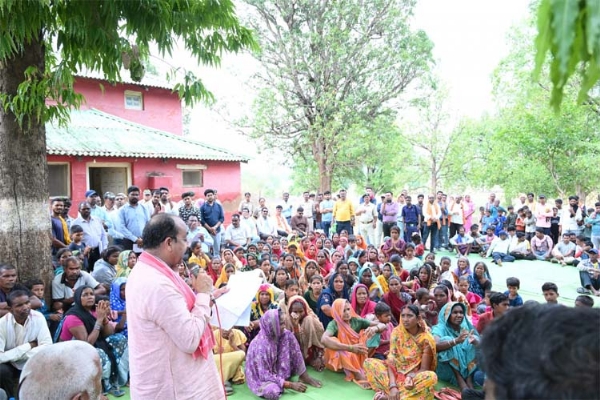 उप मुख्यमंत्री अरुण साव जनचौपाल में ग्रामीणों से सीधे संवाद करते हुए उप मुख्यमंत्री अरुण साव जनचौपाल में ग्रामीणों से सीधे संवाद करते हुए