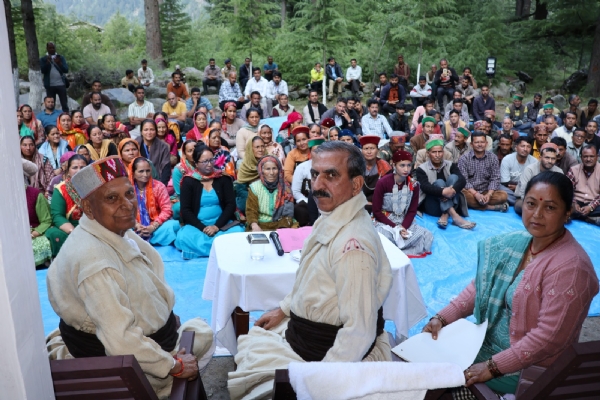 जनसभा के दौरान मुख्यमंत्री और स्थानीय विधायक।