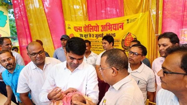 बच्चे को पोलियो की दवा पिलाकर उद्घाटन करते जिलाधिकारी बच्चे को पोलियो की दवा पिलाकर उद्घाटन करते जिलाधिकारी