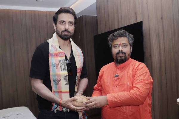 बॉलीवुड अभिनेता सोनू सूद और पीठाधीश्वर डॉ. प्रेमासाई महाराज की मुलाकात बॉलीवुड अभिनेता सोनू सूद और पीठाधीश्वर डॉ. प्रेमासाई महाराज की मुलाकात