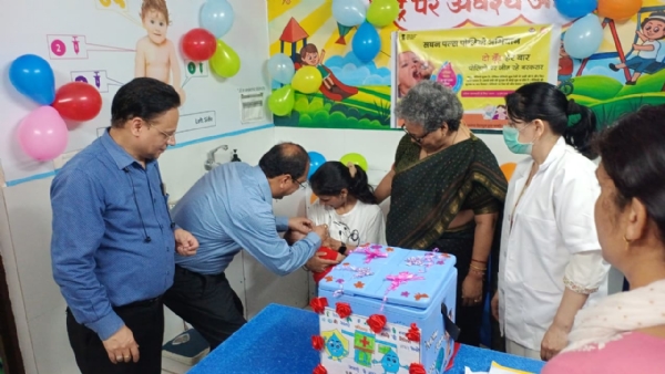 पल्स पोलियों अभियान का शुभारंभ करते चिकित्सक पल्स पोलियों अभियान का शुभारंभ करते चिकित्सक