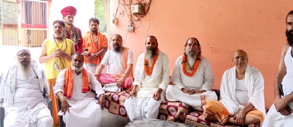 स्वागत समारोह के दौरान संत स्वागत समारोह के दौरान संत