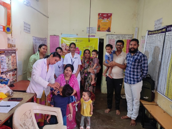 वार्ड क्रमांक 15 में आयोजित वार्ड पोलियो टीकाकरण एवं जनजागरूकता अभियान के तहत खड़े हुए पार्षद कोमल सार्वा सहित अन्य लोग।