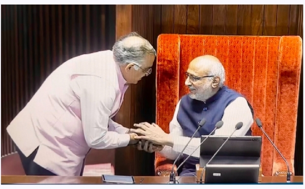 राज्य सभा की सदस्य के रूप में शपथ ग्रहण के बाद सभापति सीपी राधाकृष्णन से हाथ मिलते हुए तरुण चुग राज्य सभा की सदस्य के रूप में शपथ ग्रहण के बाद सभापति सीपी राधाकृष्णन से हाथ मिलते हुए तरुण चुग