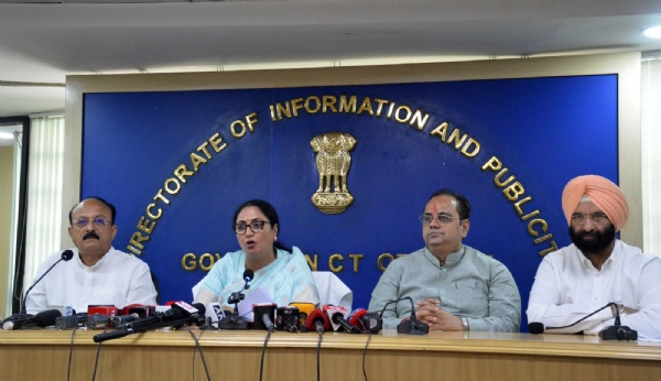 दिल्ली की मुख्यमंत्री रेखा गुप्ता की अध्यक्षता में आशीष सूद, मनजिंदर सिंह सिरसा और पंकज सिंह  कैबिनेट बैठक में शामिल।